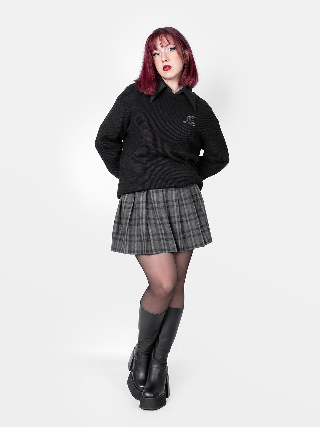 Sweter z haftem Snapdragon