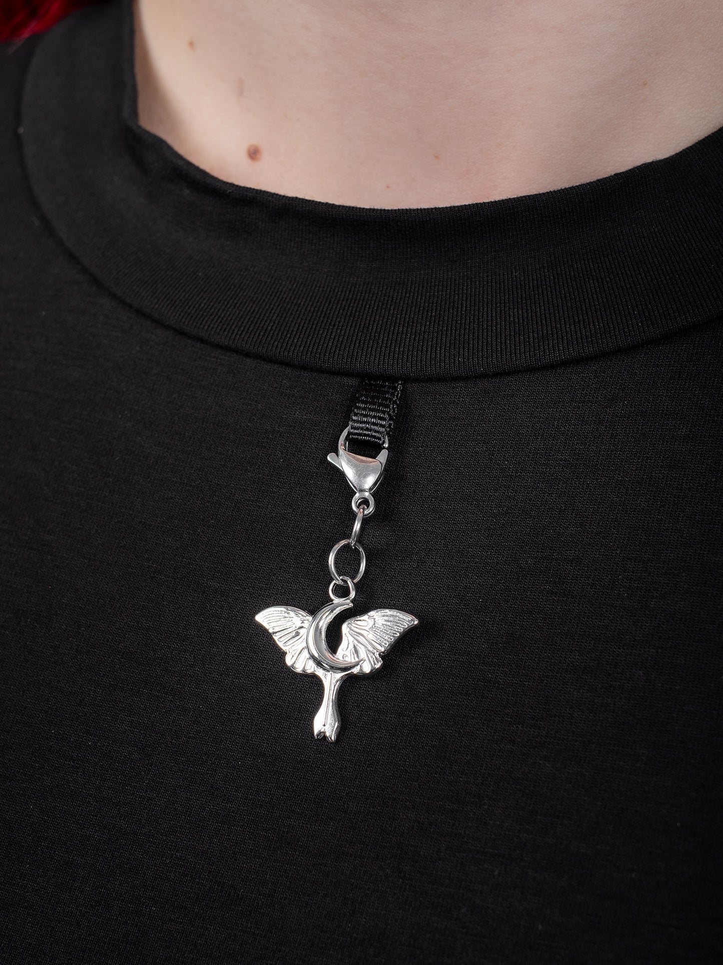 Zawieszka z ćmą i księżycem