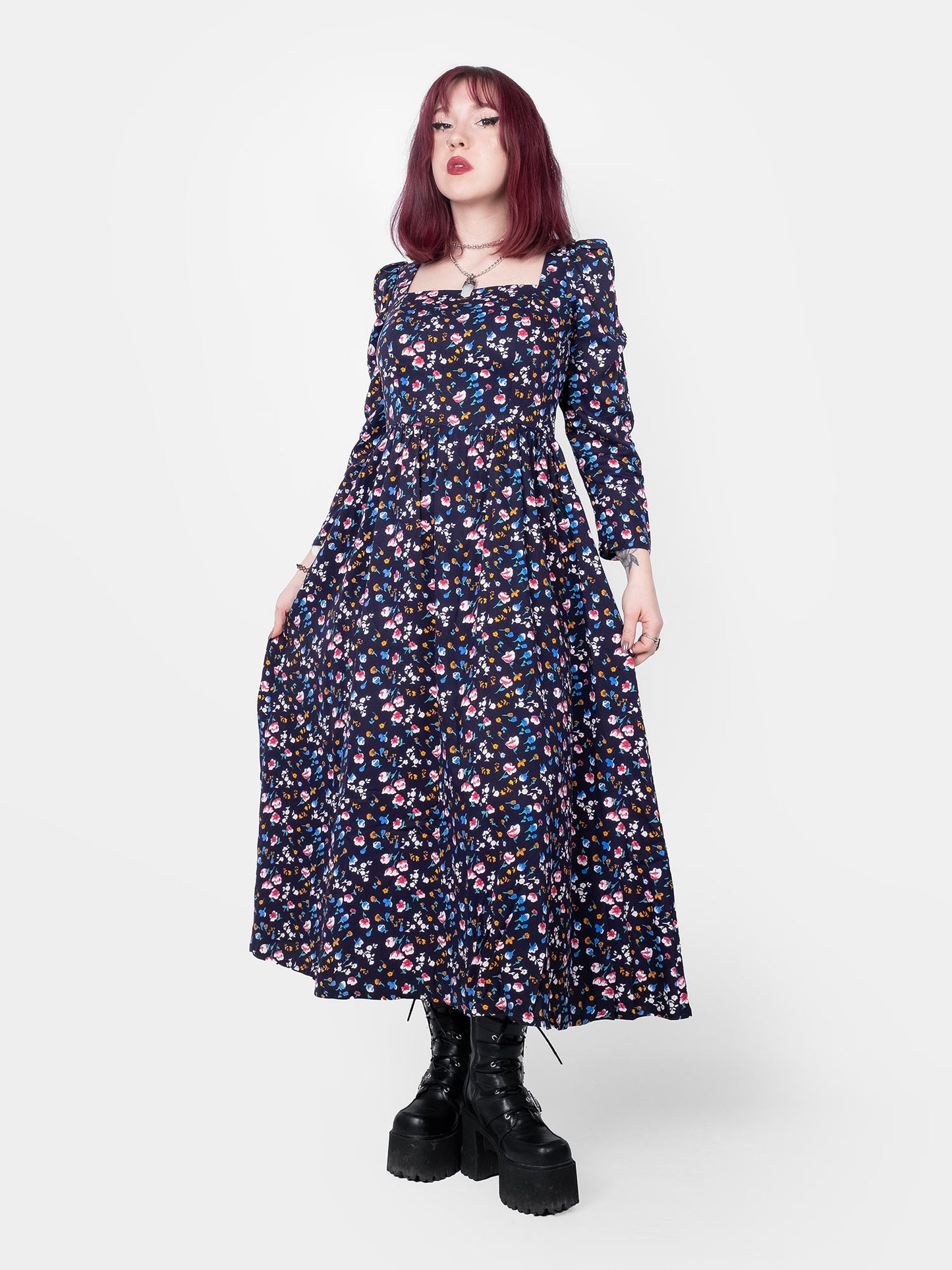 Długa sukienka w niebieskie kwiaty The Maiden