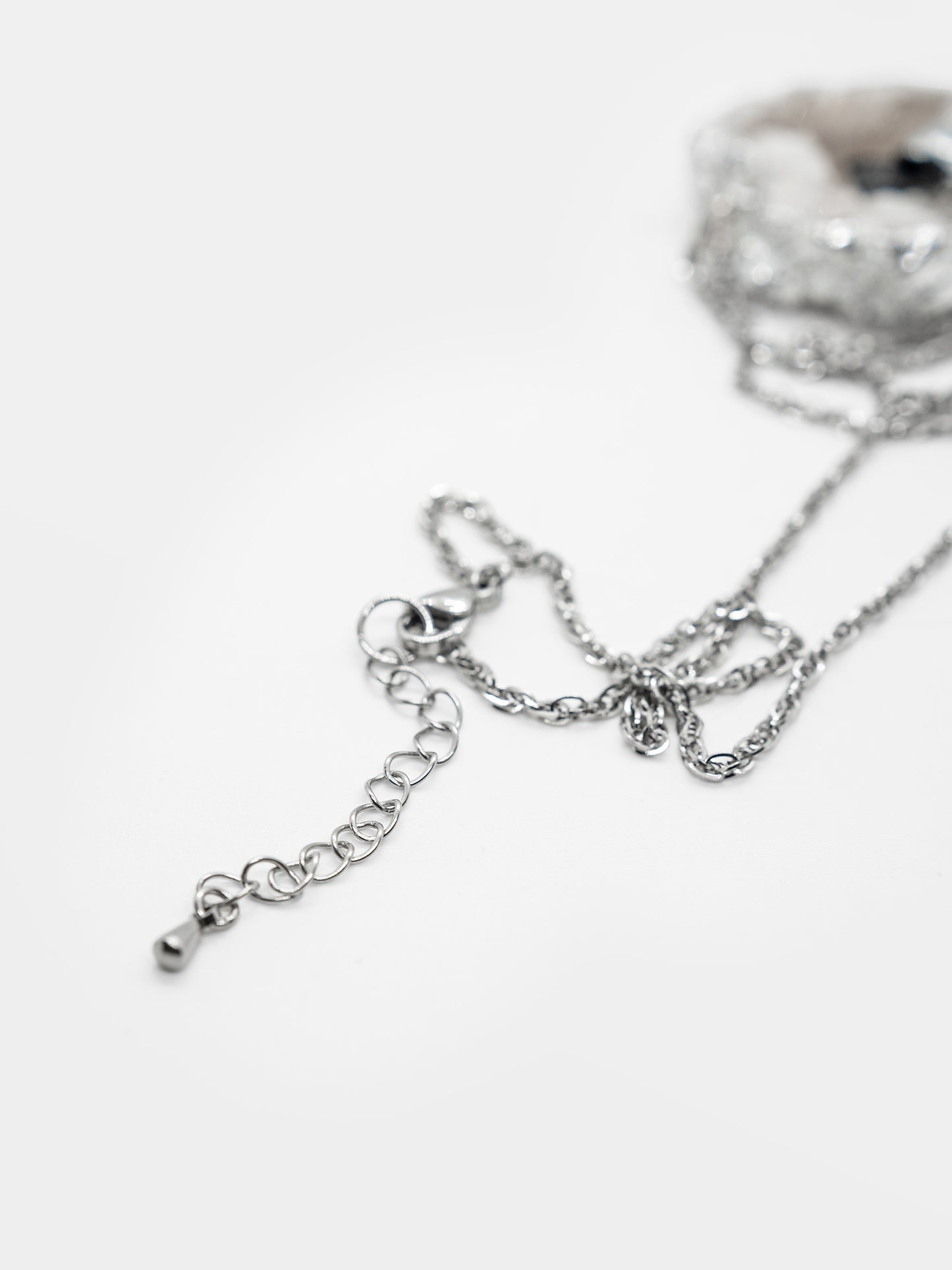 Długi naszyjnik z druzą agatu i turmalinem Hallowed