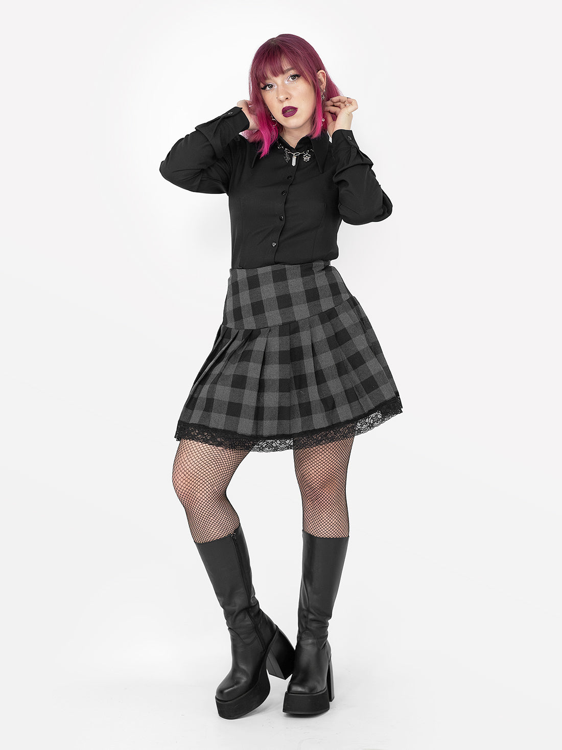 Plisowana spódnica w szarą kratkę z koronką