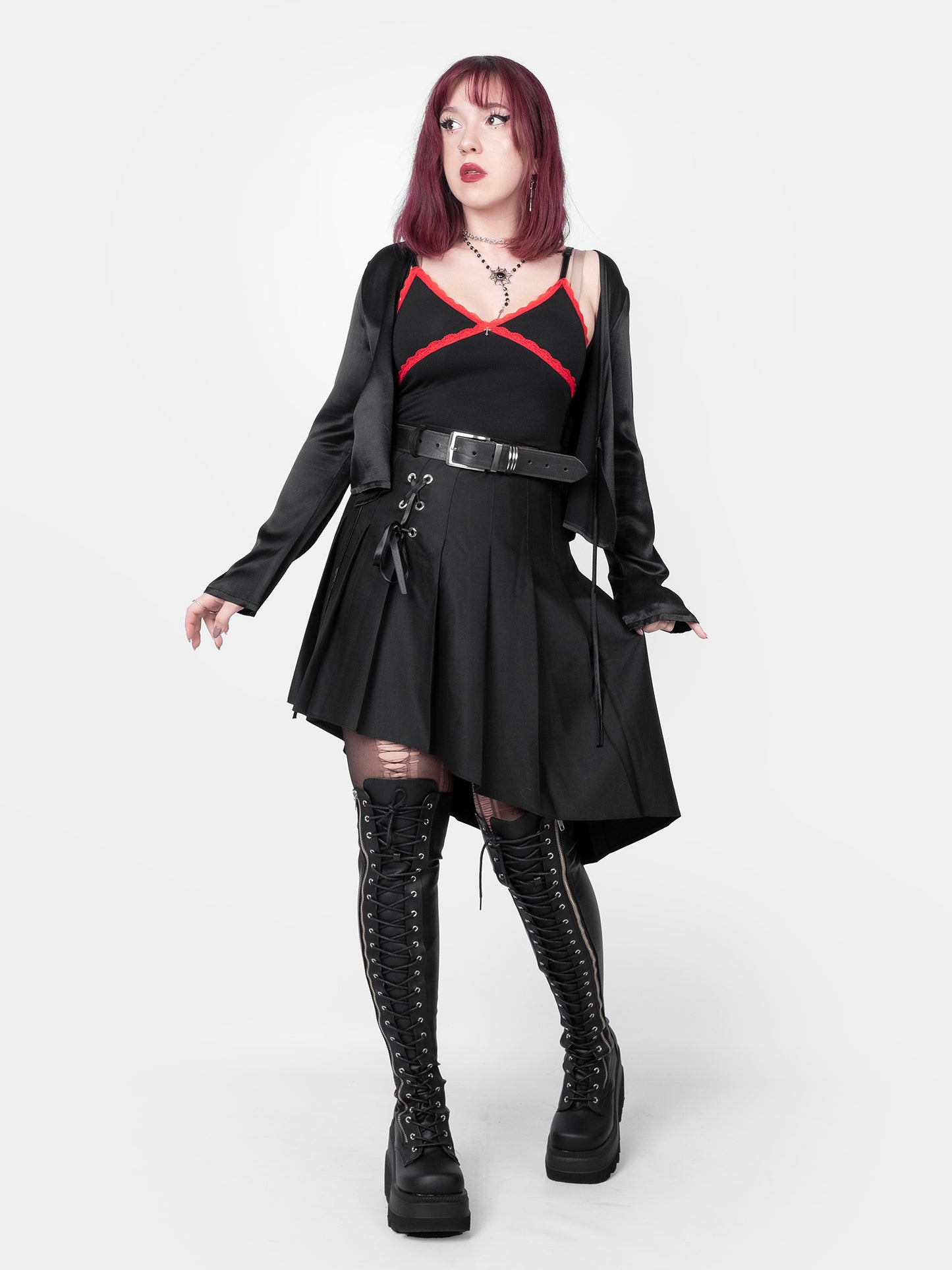 Crop top z czerwoną koronką Villain
