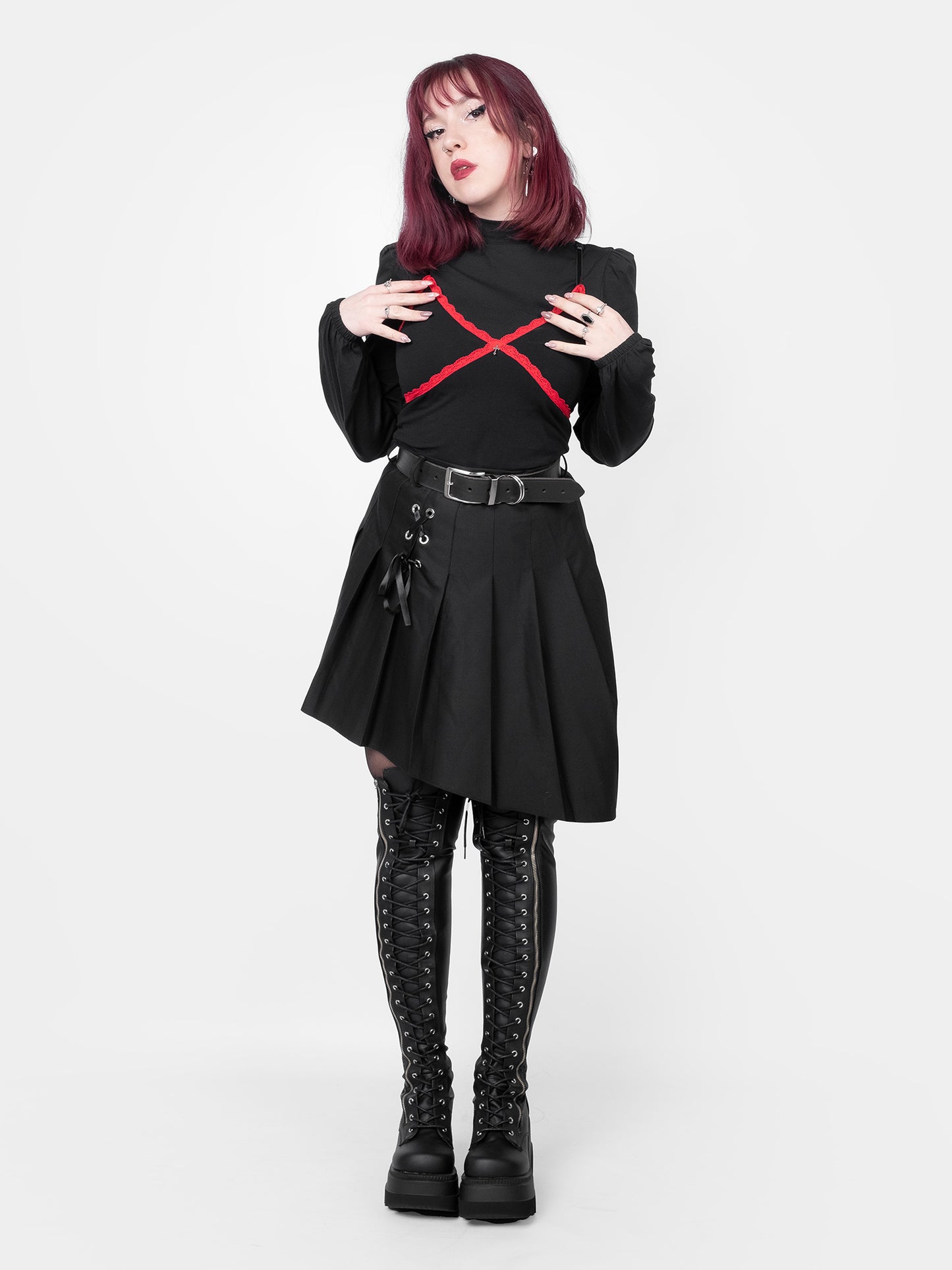 Crop top z czerwoną koronką Villain