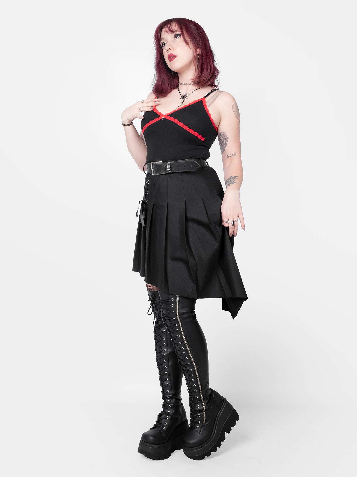 Crop top z czerwoną koronką Villain
