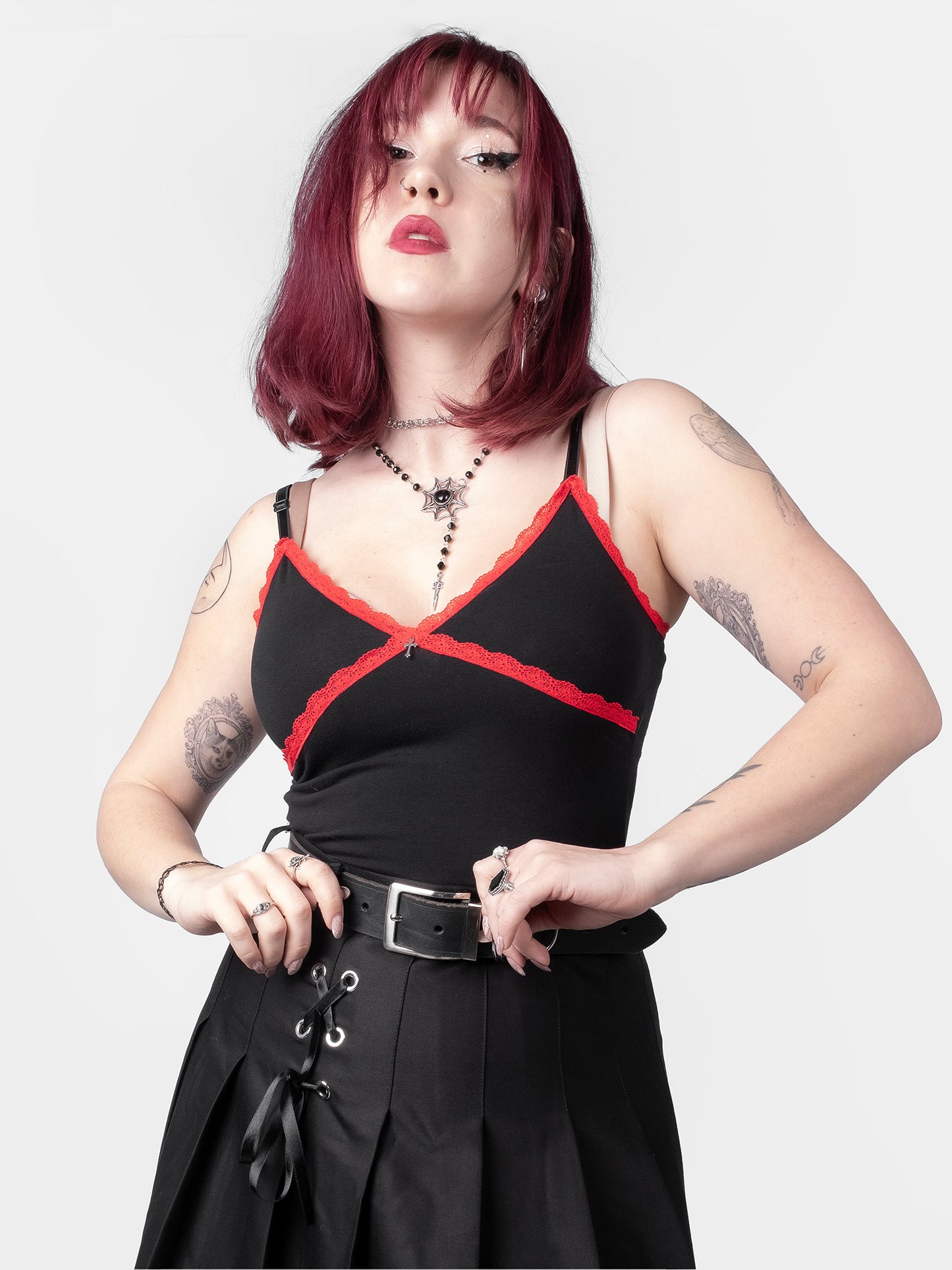 Crop top z czerwoną koronką Villain