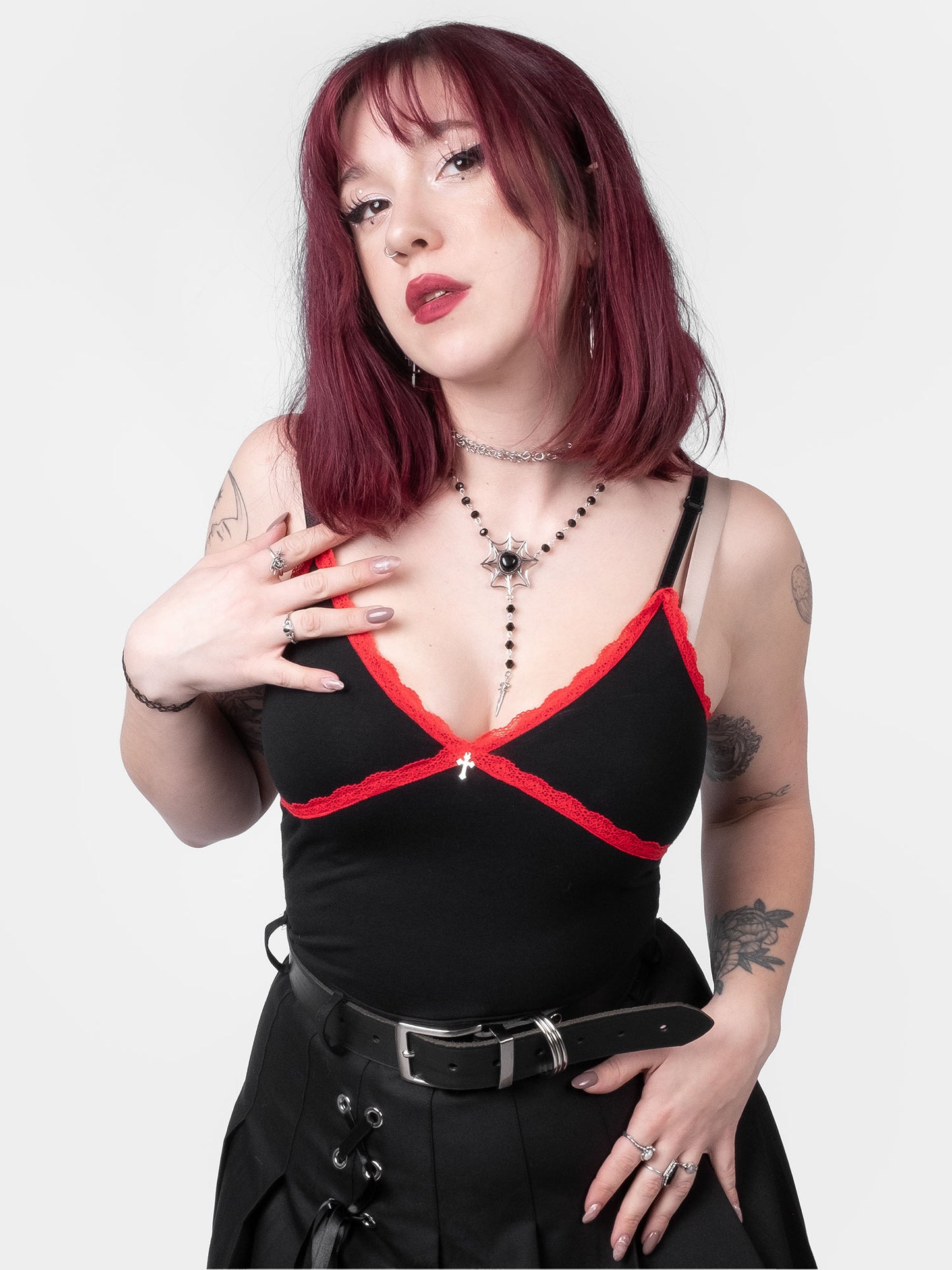 Crop top z czerwoną koronką Villain