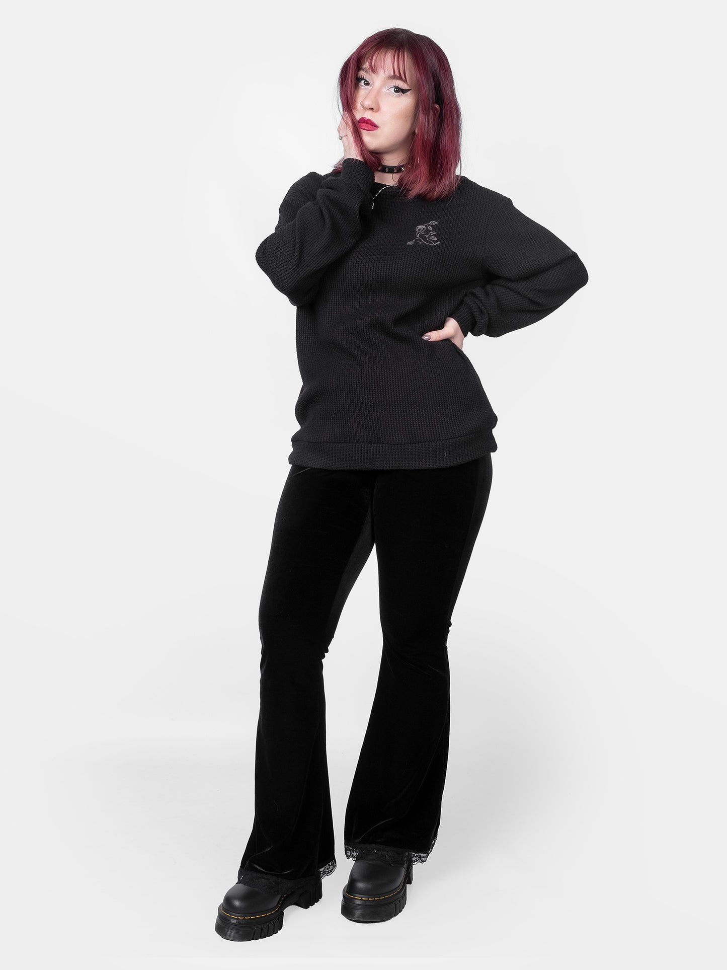 Sweter z haftem Snapdragon