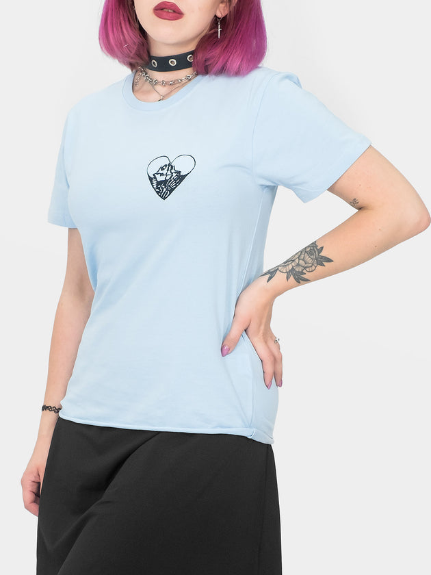 Błękitny t-shirt z haftem Fake Romance