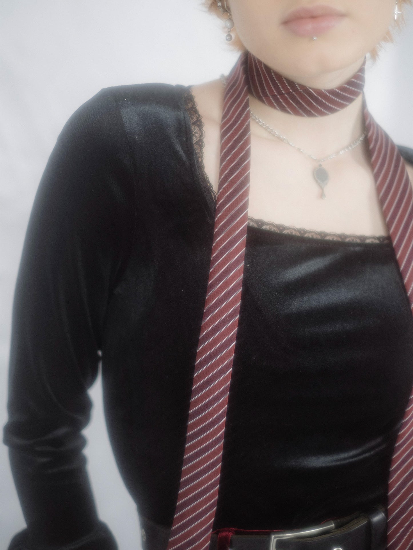 Welurowa bluzka z koronką Morticia