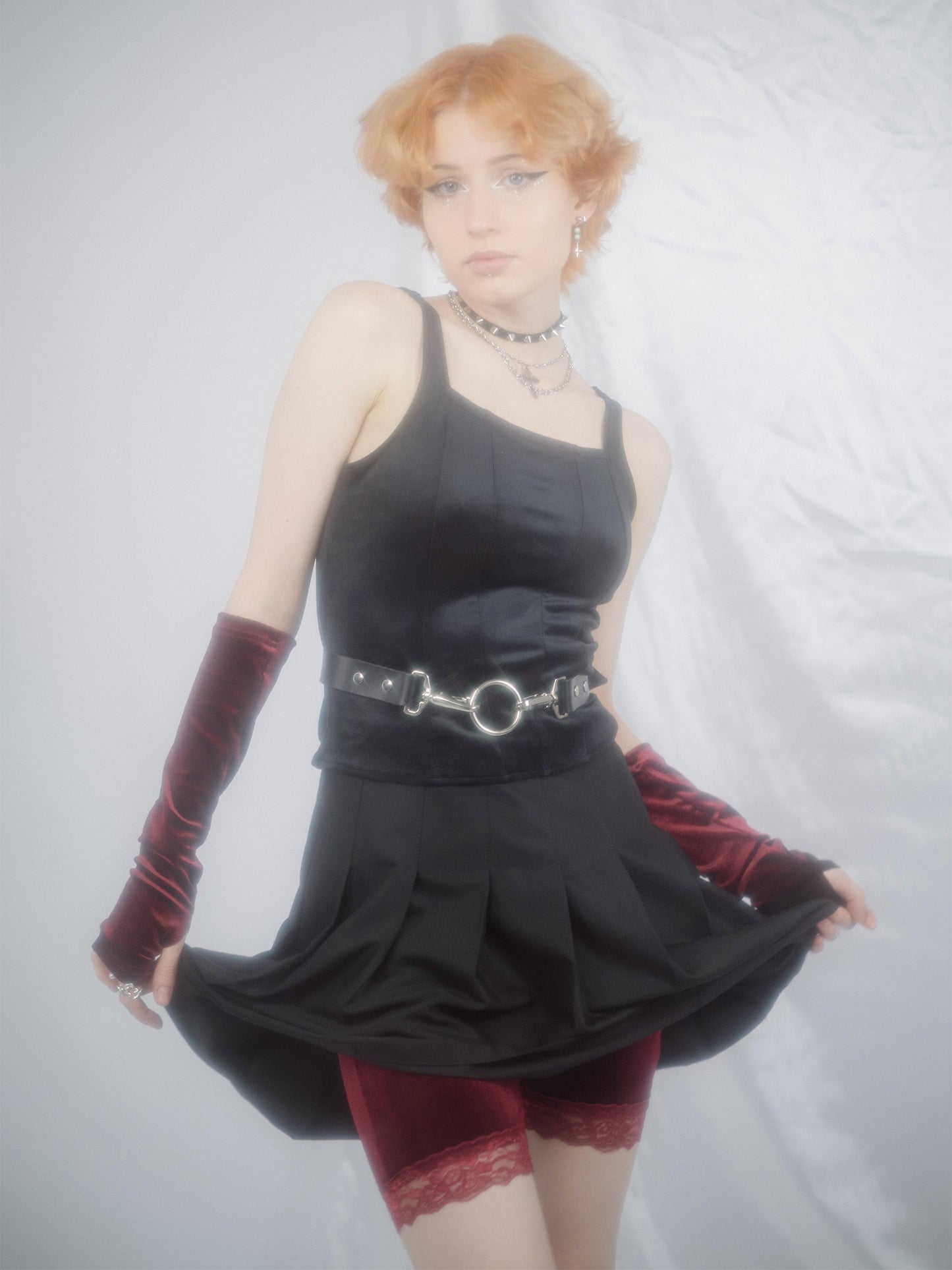 Welurowe, bordowe szorty z koronką Surreal