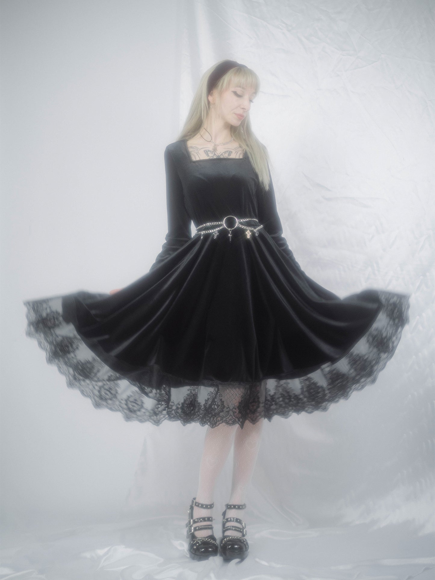 Welurowa sukienka z długim rękawem Nyx