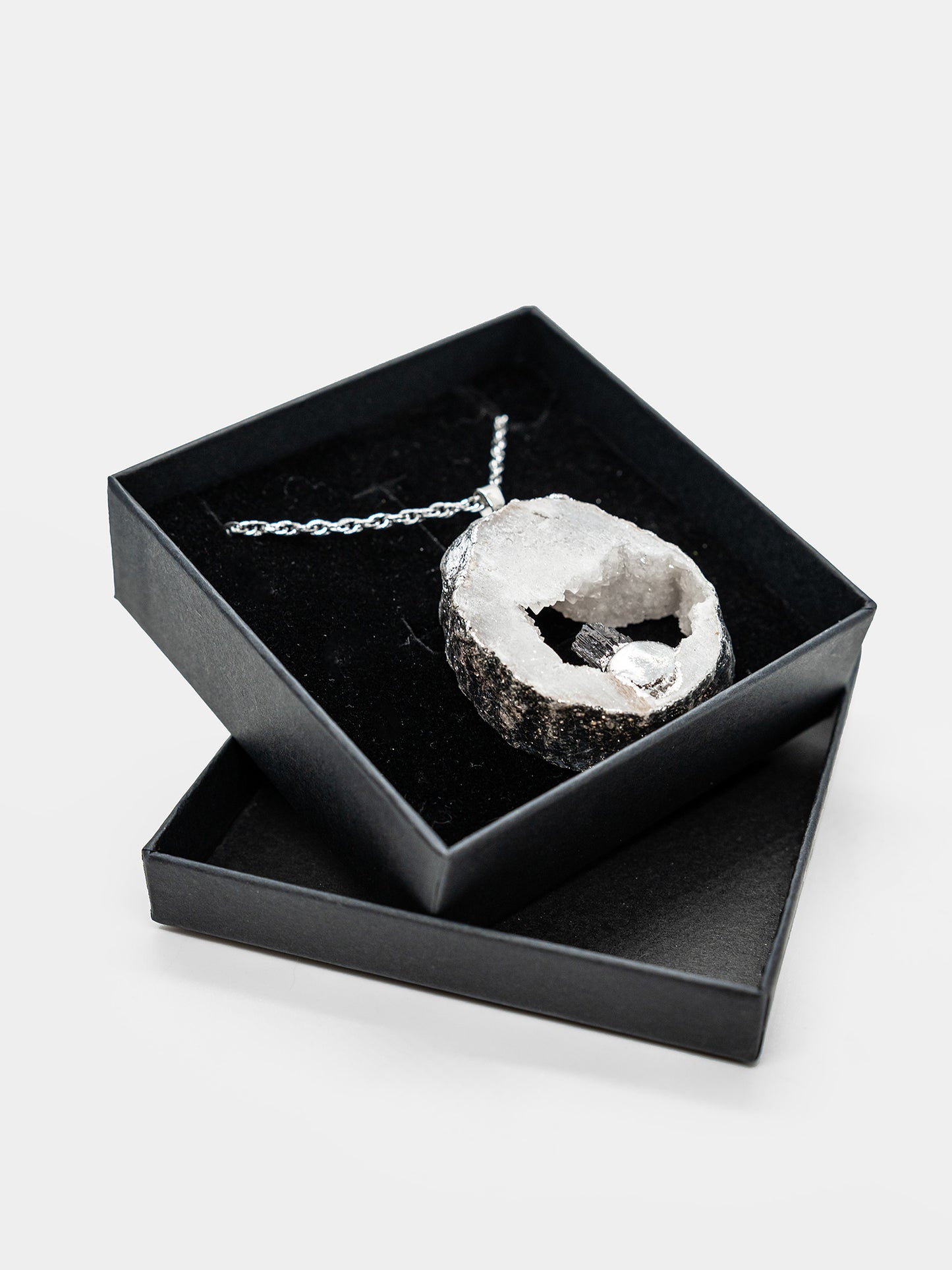 Długi naszyjnik z druzą agatu i turmalinem Hallowed