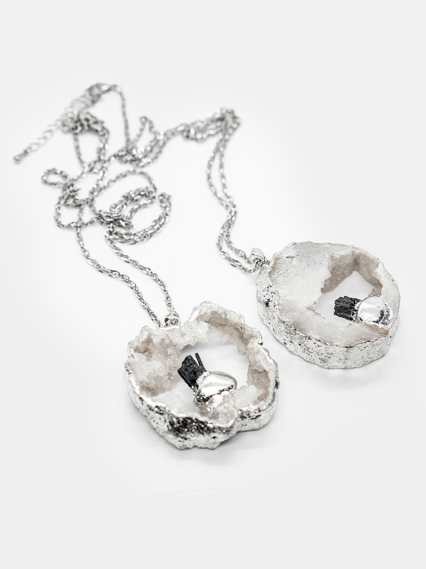 Długi naszyjnik z druzą agatu i turmalinem Hallowed