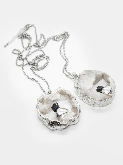 Długi naszyjnik z druzą agatu i turmalinem Hallowed