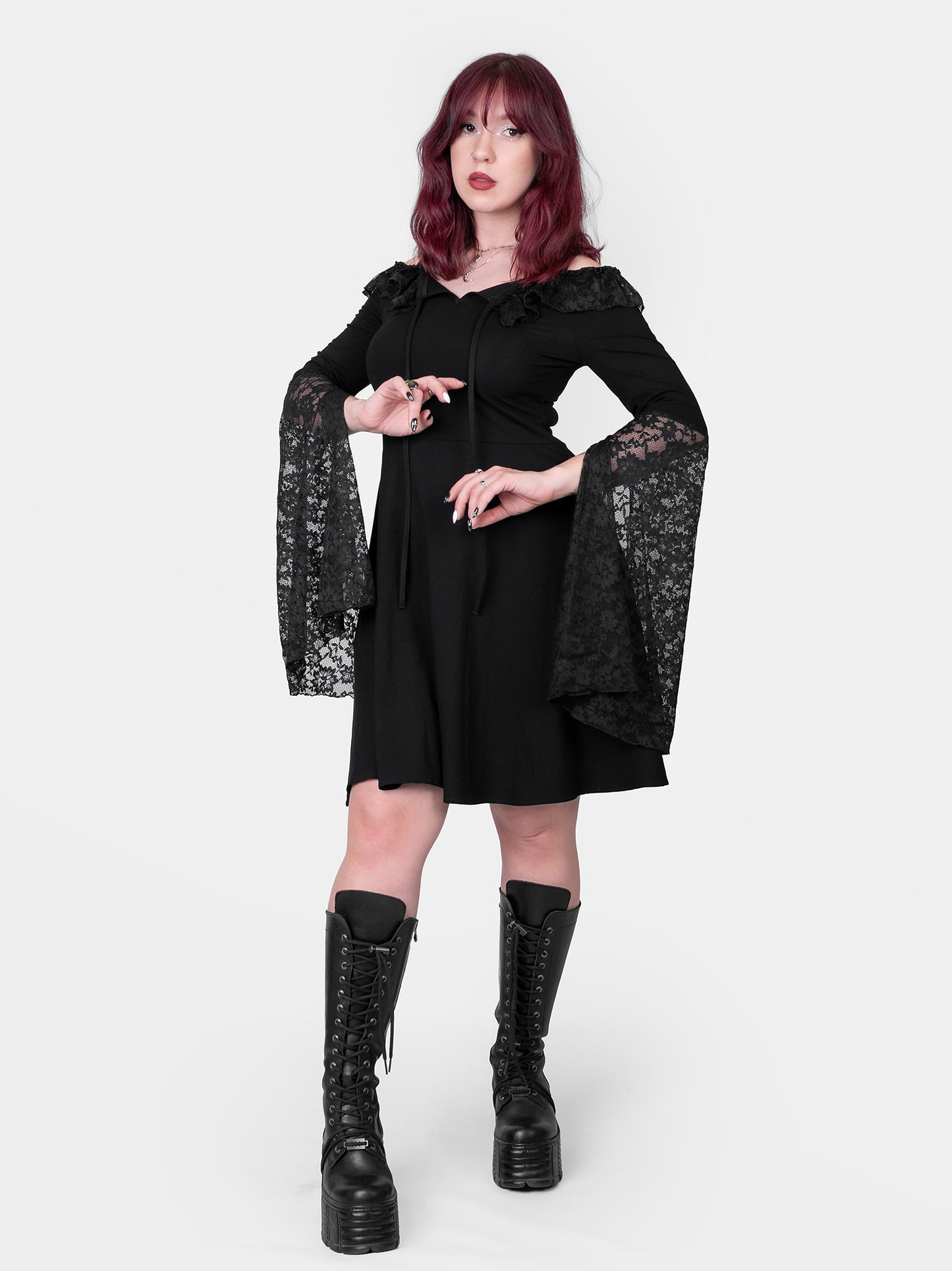Sukienka z koronkowymi rękawami Enchantress