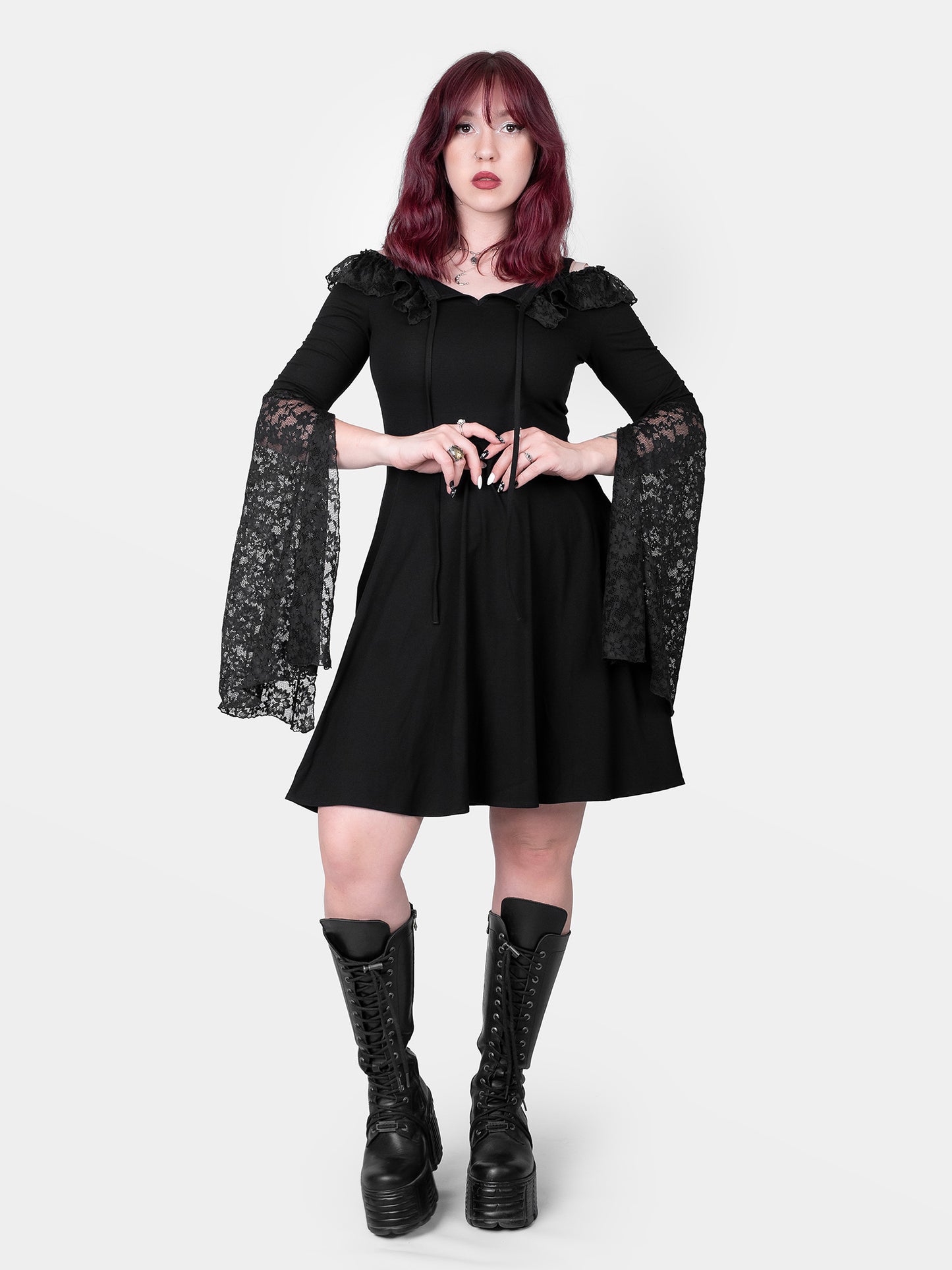 Sukienka z koronkowymi rękawami Enchantress