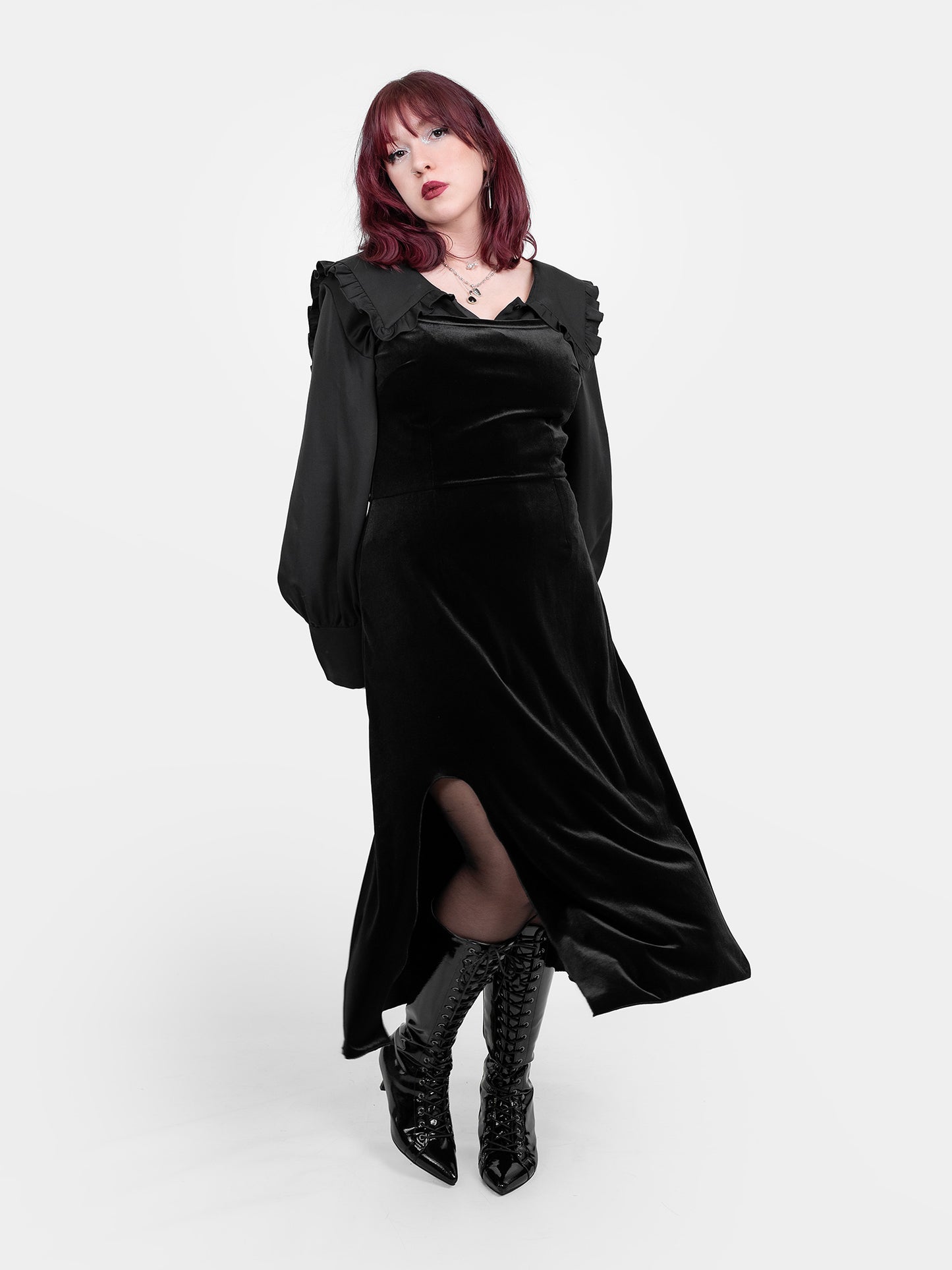 Welurowa sukienka na ramiączkach Anathema