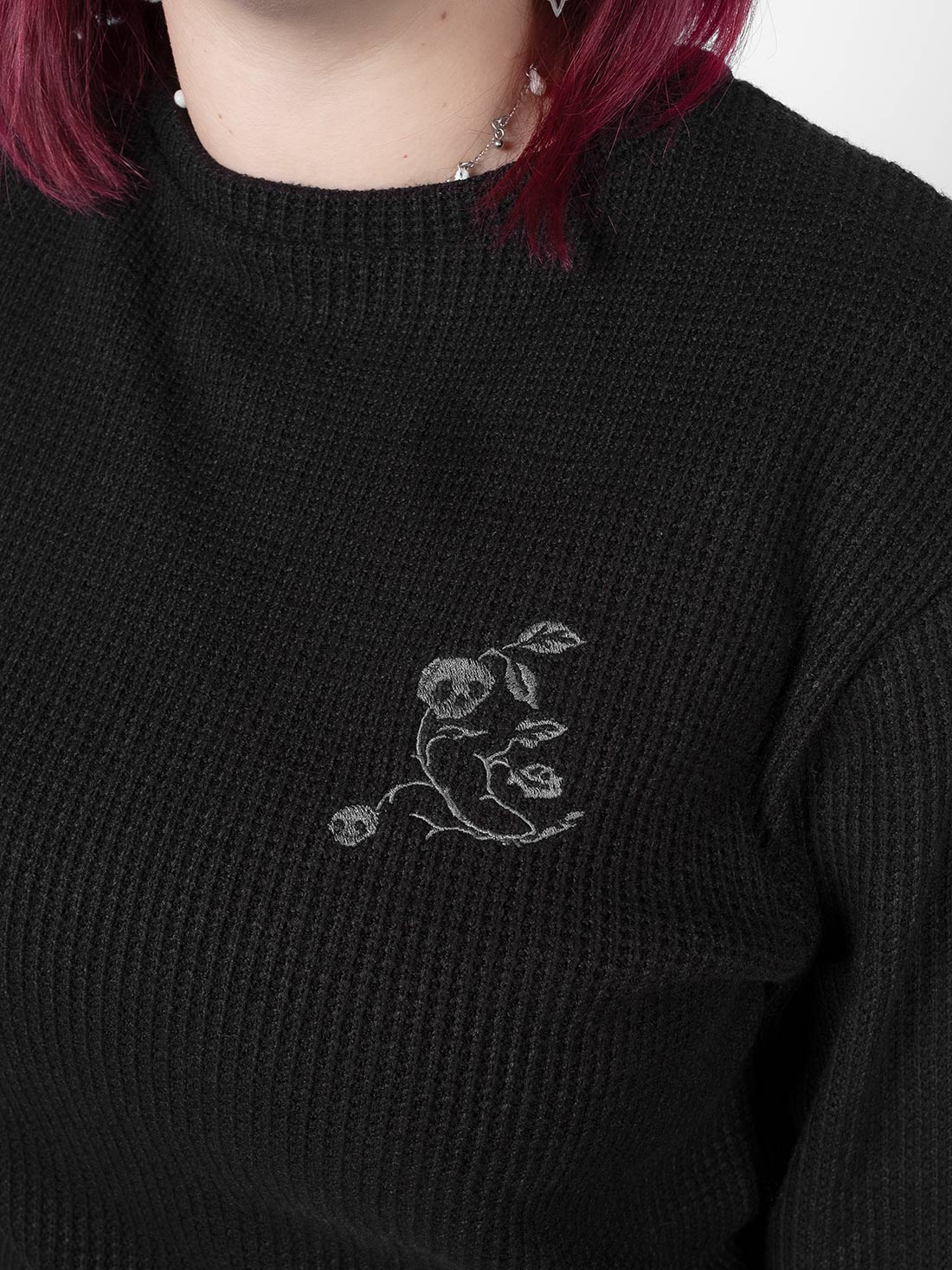 Sweter z haftem Snapdragon