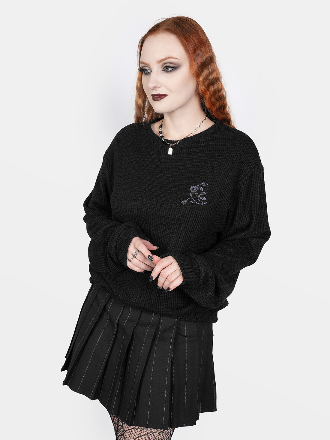 Sweter z haftem Snapdragon