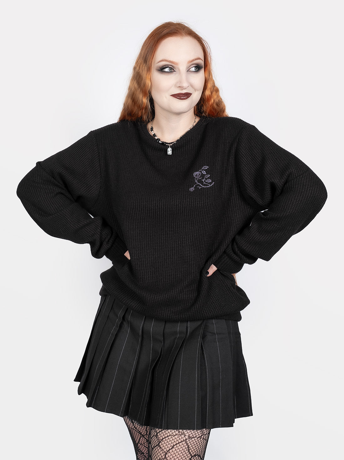 Sweter z haftem Snapdragon