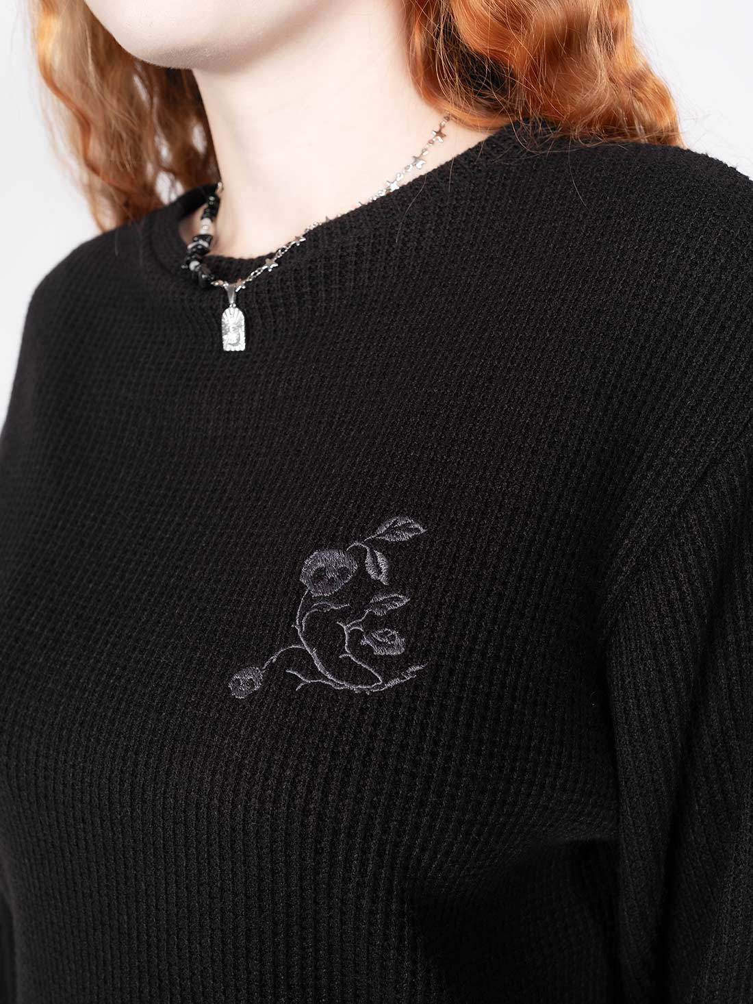 Sweter z haftem Snapdragon