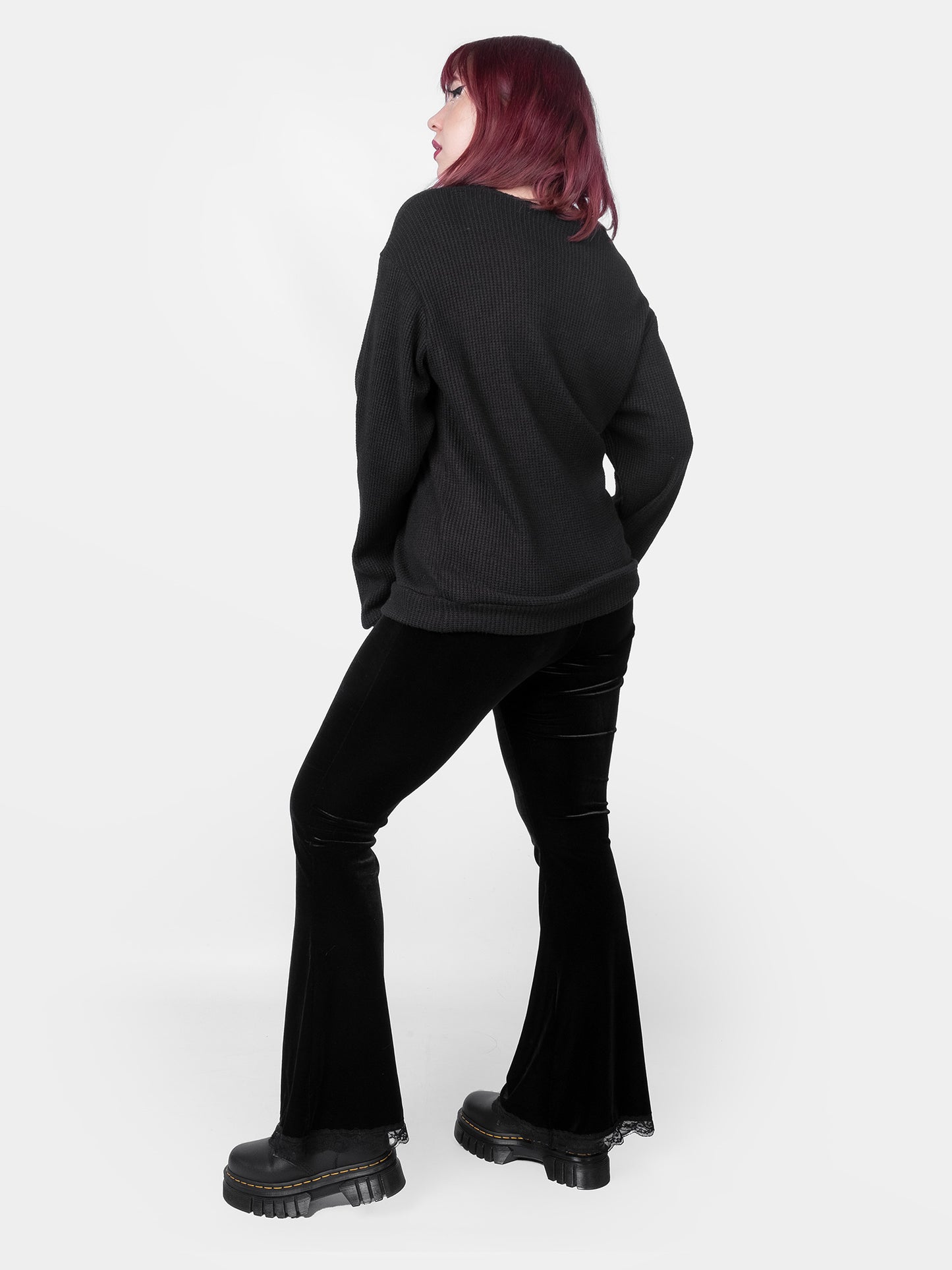 Sweter z haftem Snapdragon